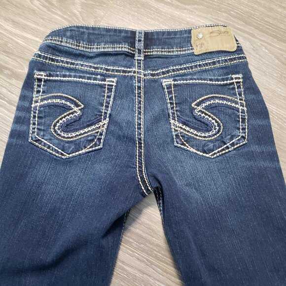 Like 🆕 Silver Jeans - Suki Mid Capris - Picture 8 of 13